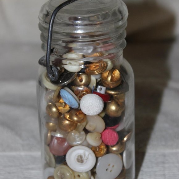 VINTAGE PINT SIZE CANNING JAR FULL OF OLD BUTTONS ALL KINDS - Picture 2 of 8